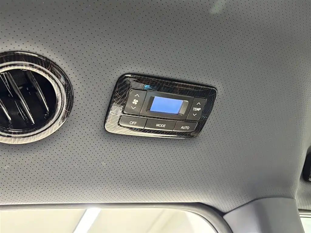 Toyota Sienna 2018 — фото 35