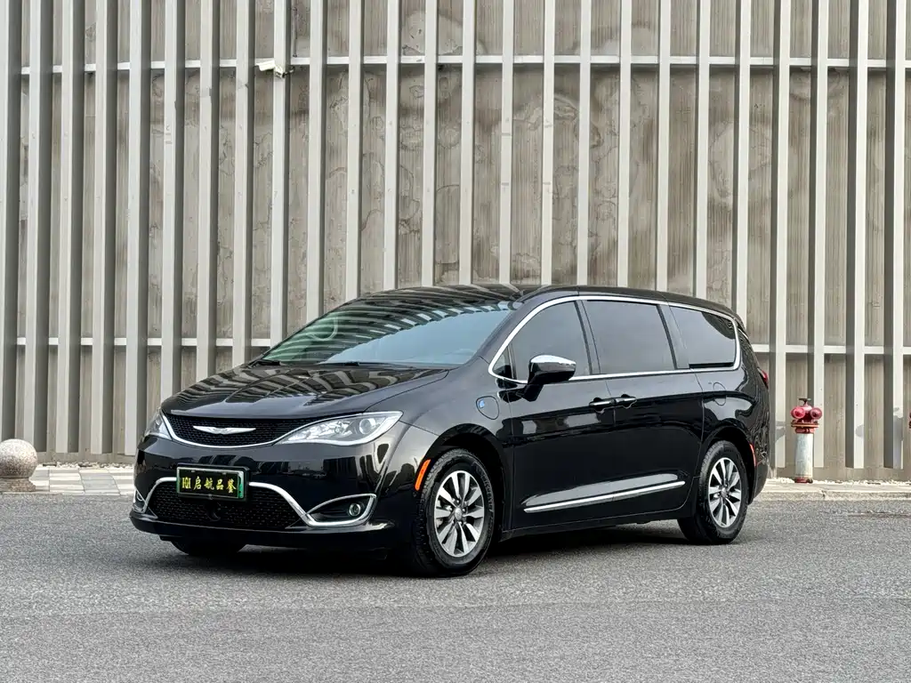 Chrysler Grand Voyager PHEV 2020 — фото 1