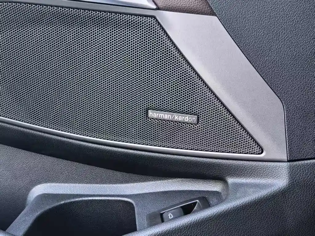 BMW 3 Series 2025 — фото 10