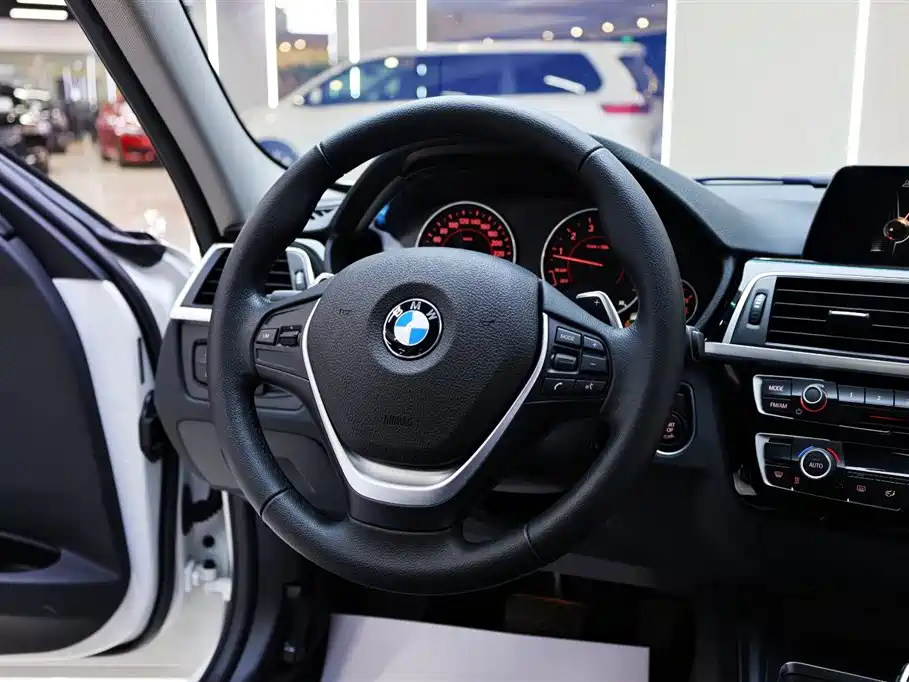BMW 3 Series 2017 — фото 21