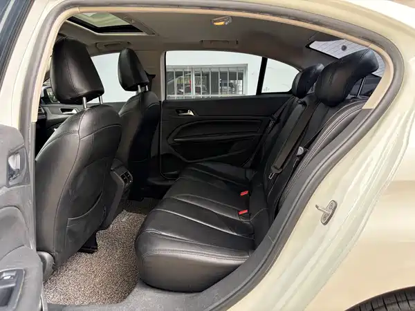 Peugeot 408 2016