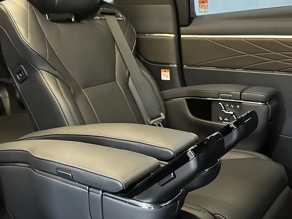 Toyota Alphard — фото 11