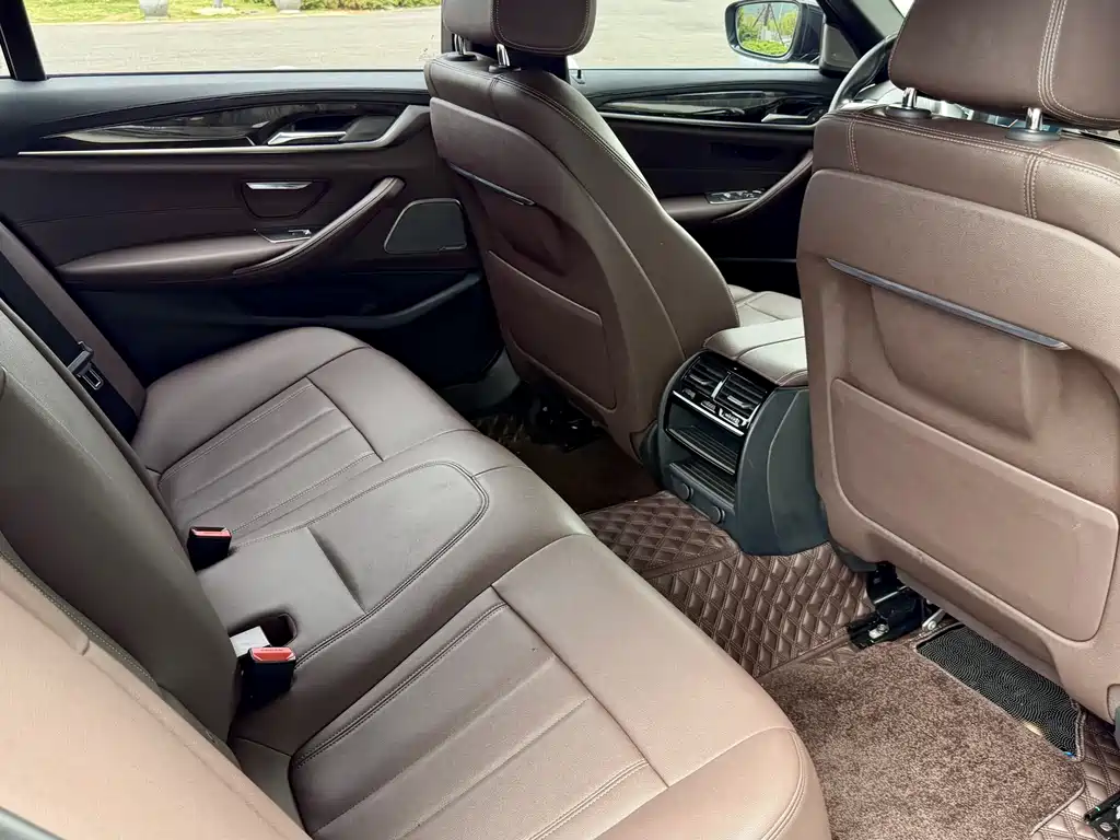 BMW 5 Series 2019 — фото 15