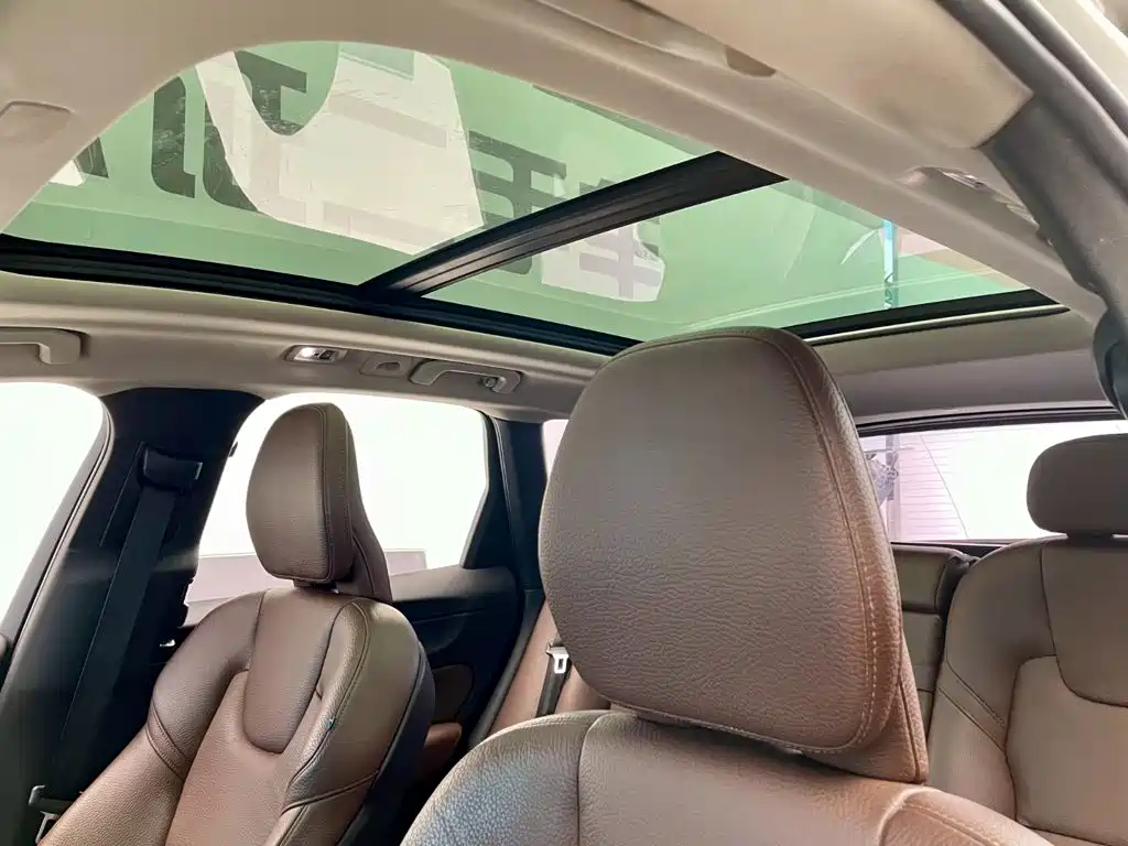 Volvo XC60 2019 — фото 17