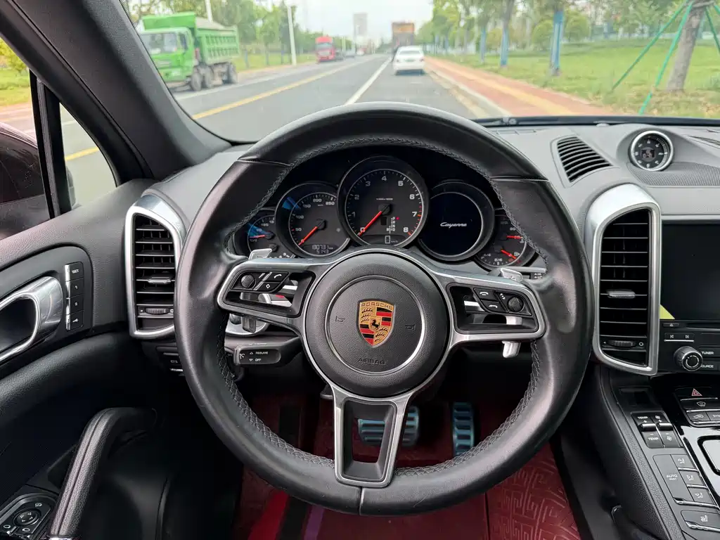 Porsche Cayenne 2018 — фото 12