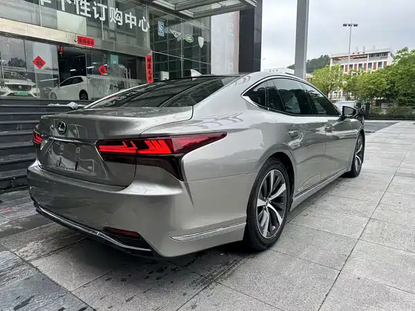 Lexus LS 2021