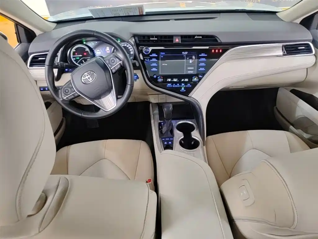Toyota Camry 2018 — фото 16