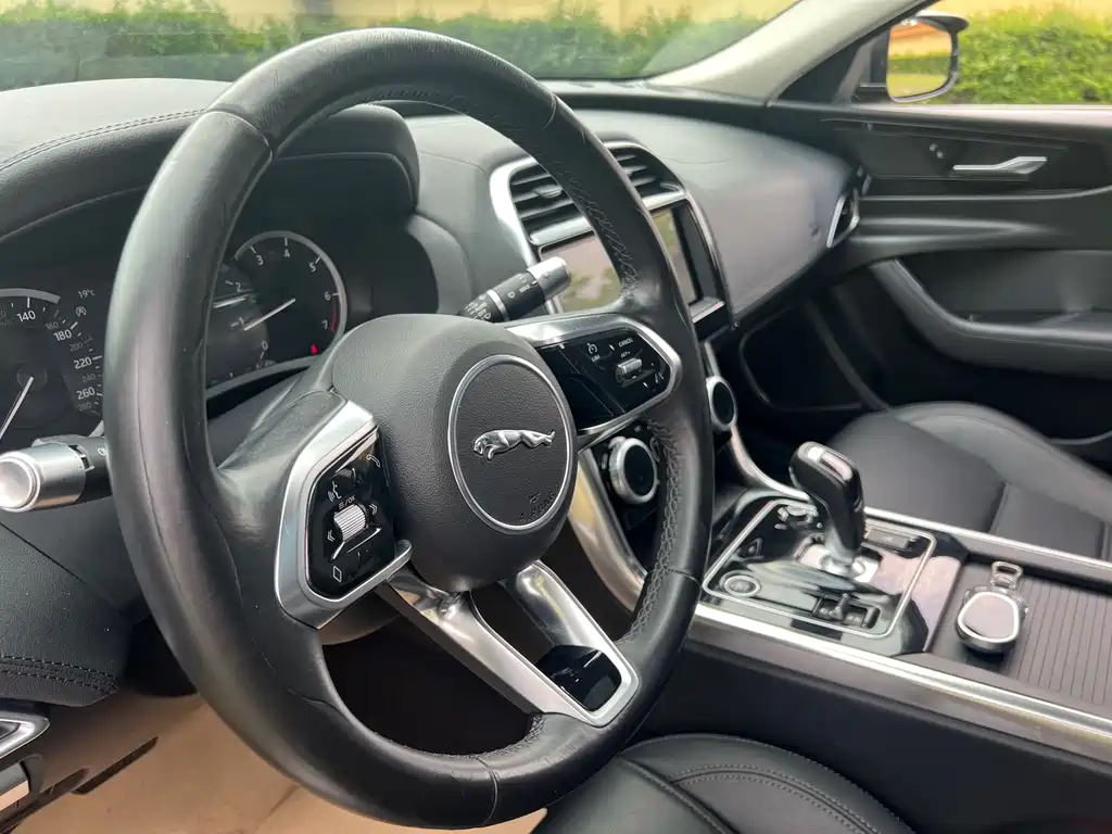 Jaguar XEL 2020 — фото 10
