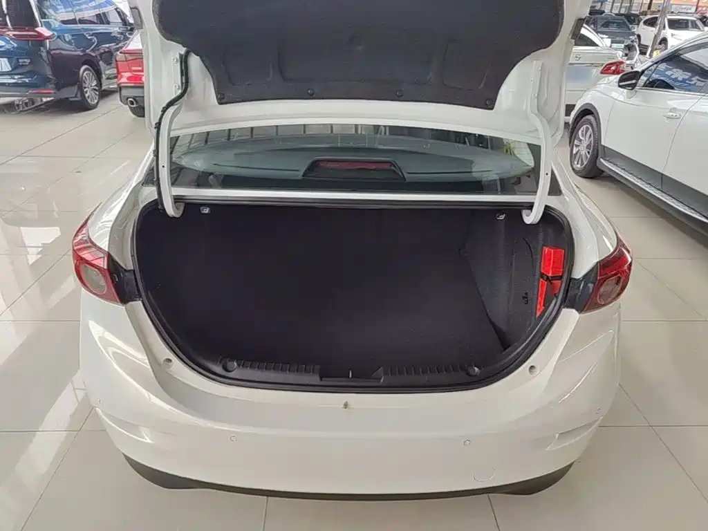 Mazda 3 Axela 2018 — фото 19