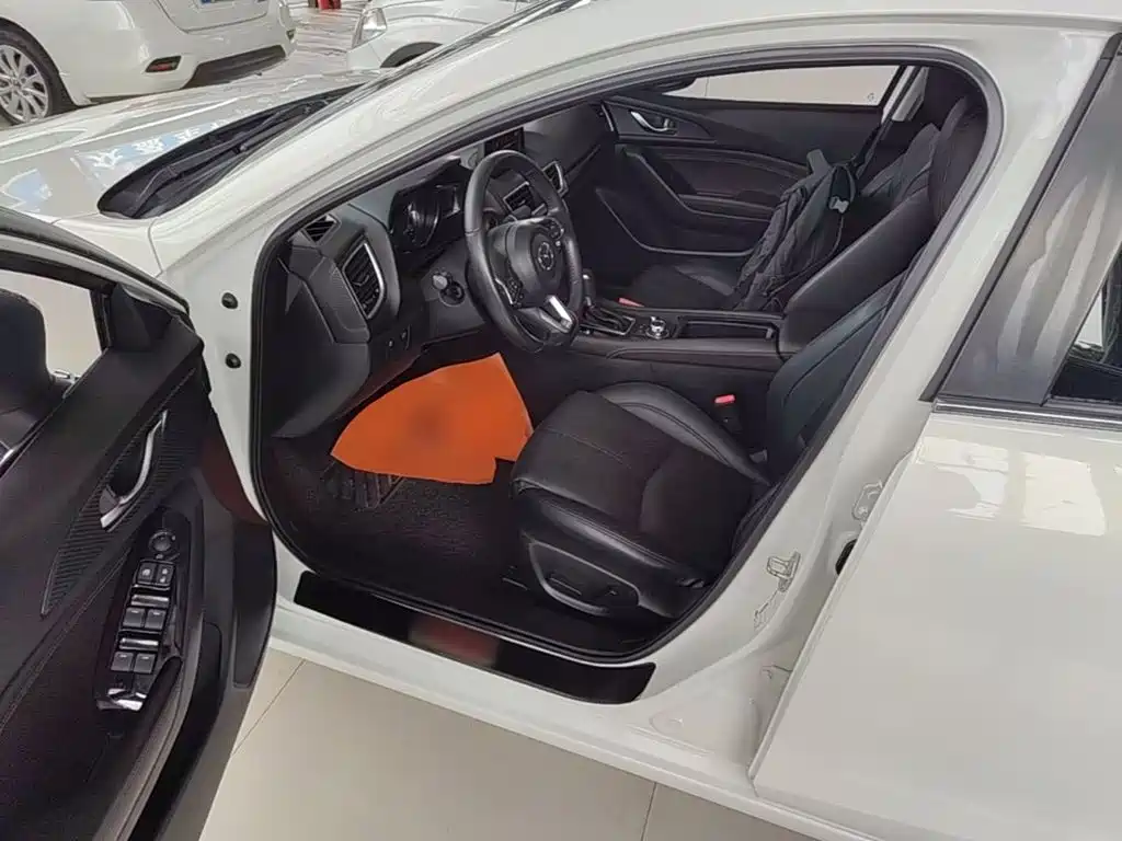 Mazda 3 Axela 2018 — фото 16