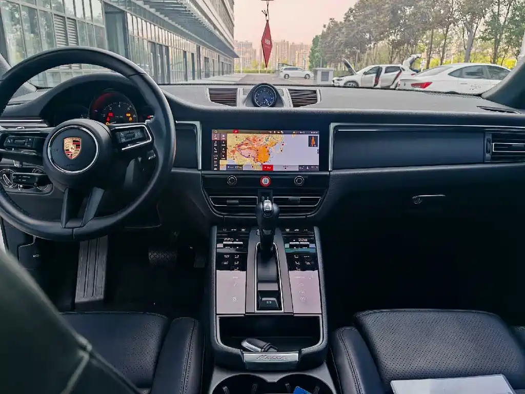 Porsche Macan 2023 — фото 10