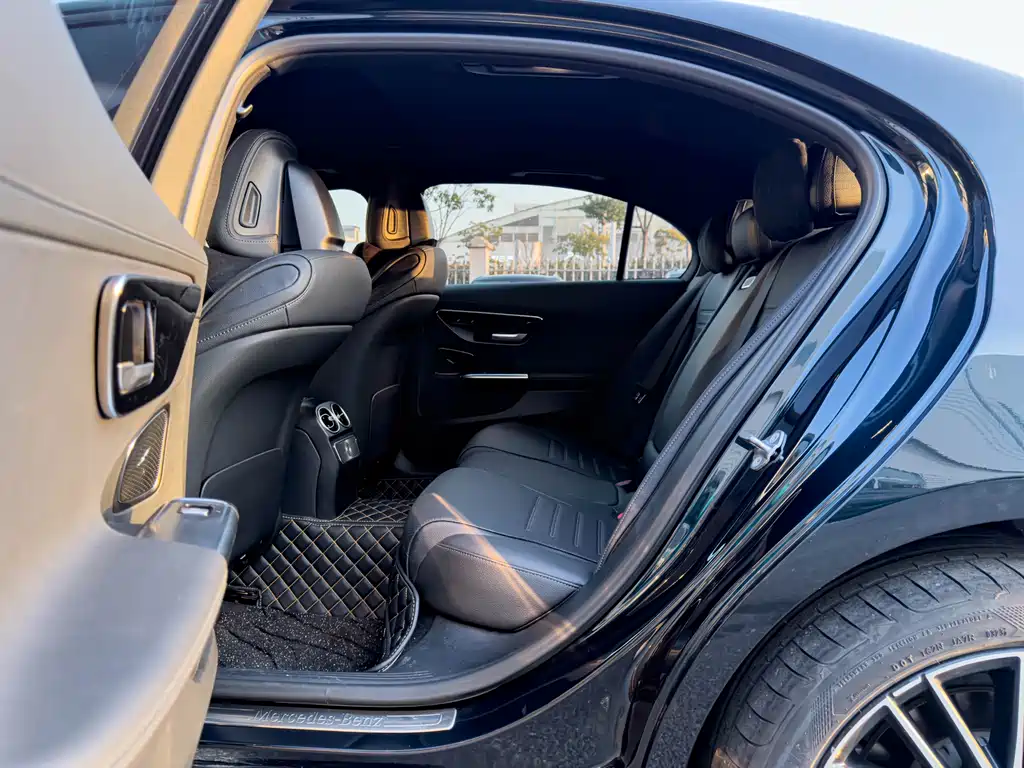 Mercedes-Benz C-Class 2023 — фото 11