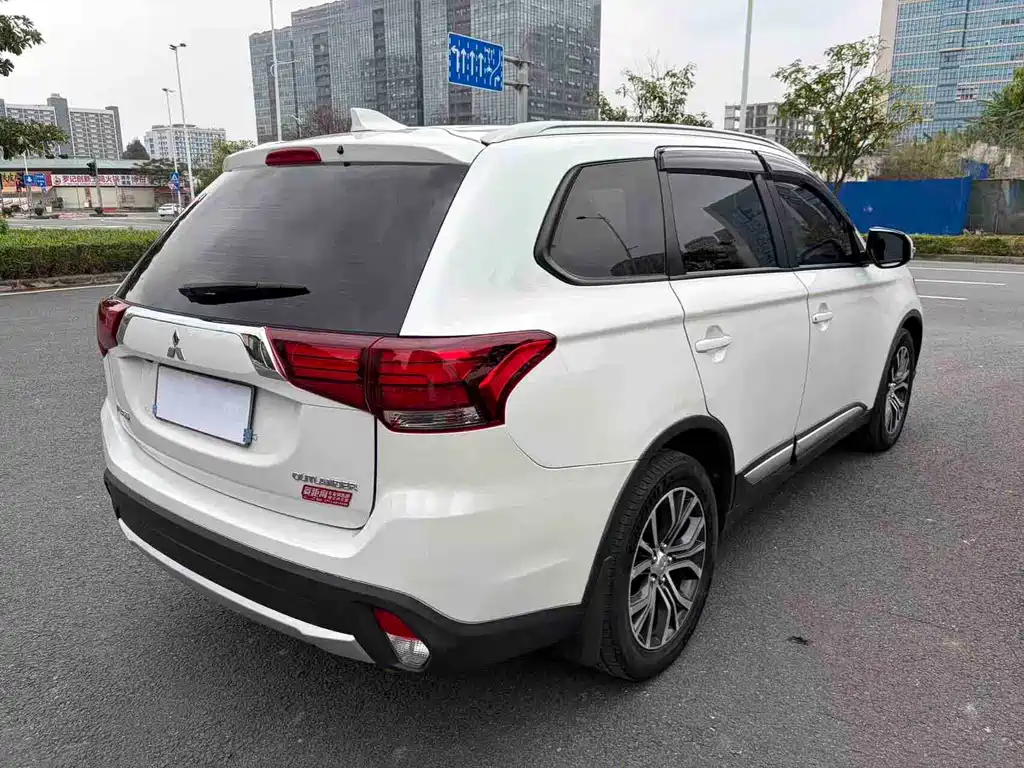 Mitsubishi Outlander 2018 — фото 6