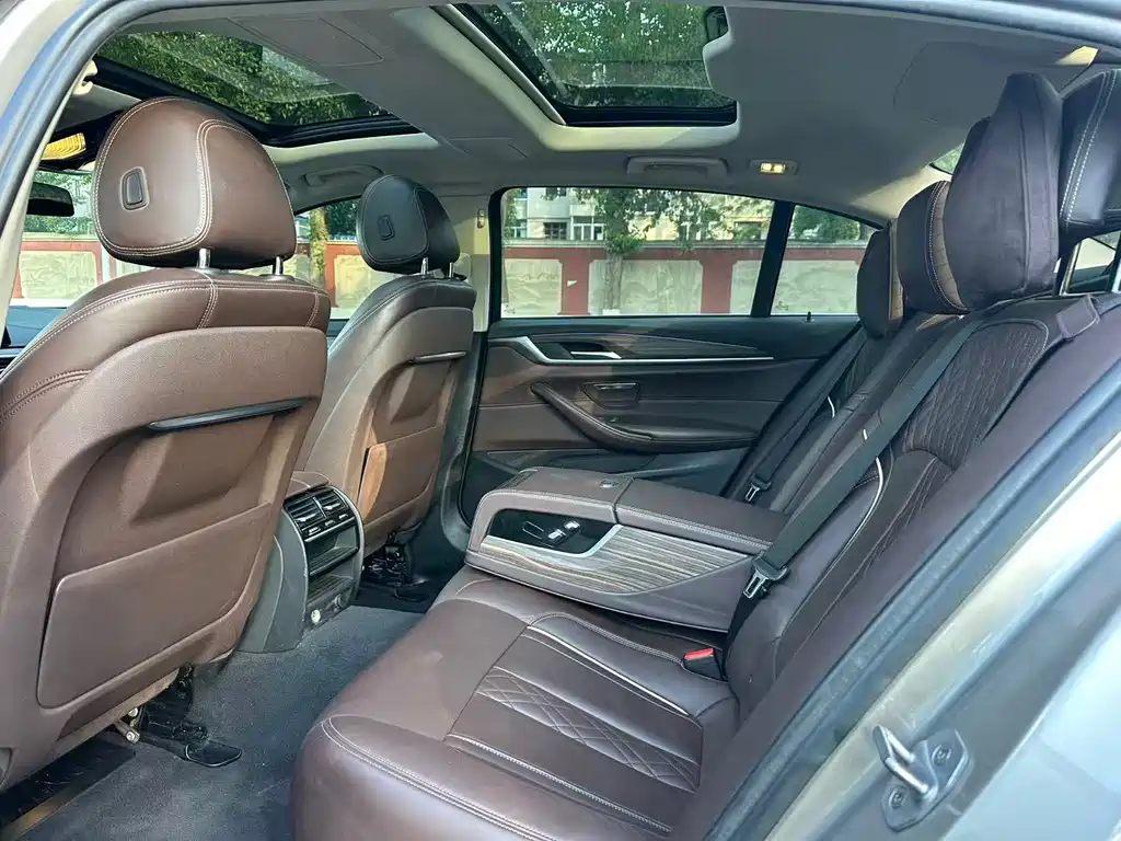 BMW 5 Series 2019 — фото 17