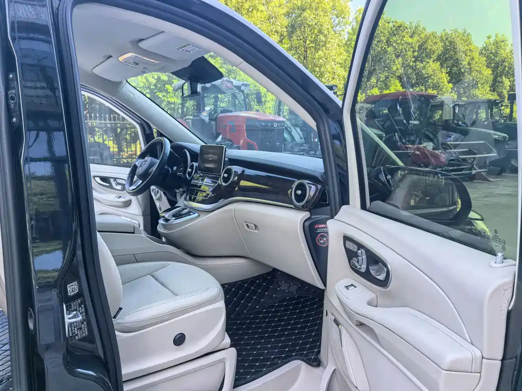 Mercedes-Benz V-Class 2019 — фото 17