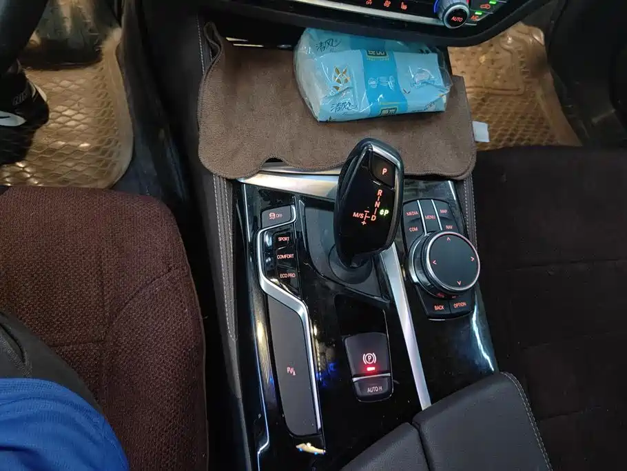 BMW 5 Series 2018 — фото 16