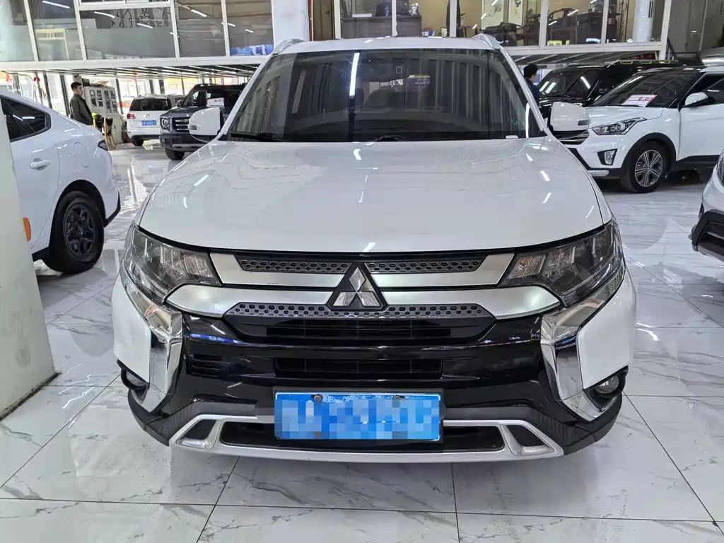 Mitsubishi Outlander 2020 — фото 2