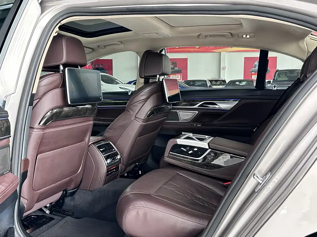 BMW 7 Series 2017 — фото 6