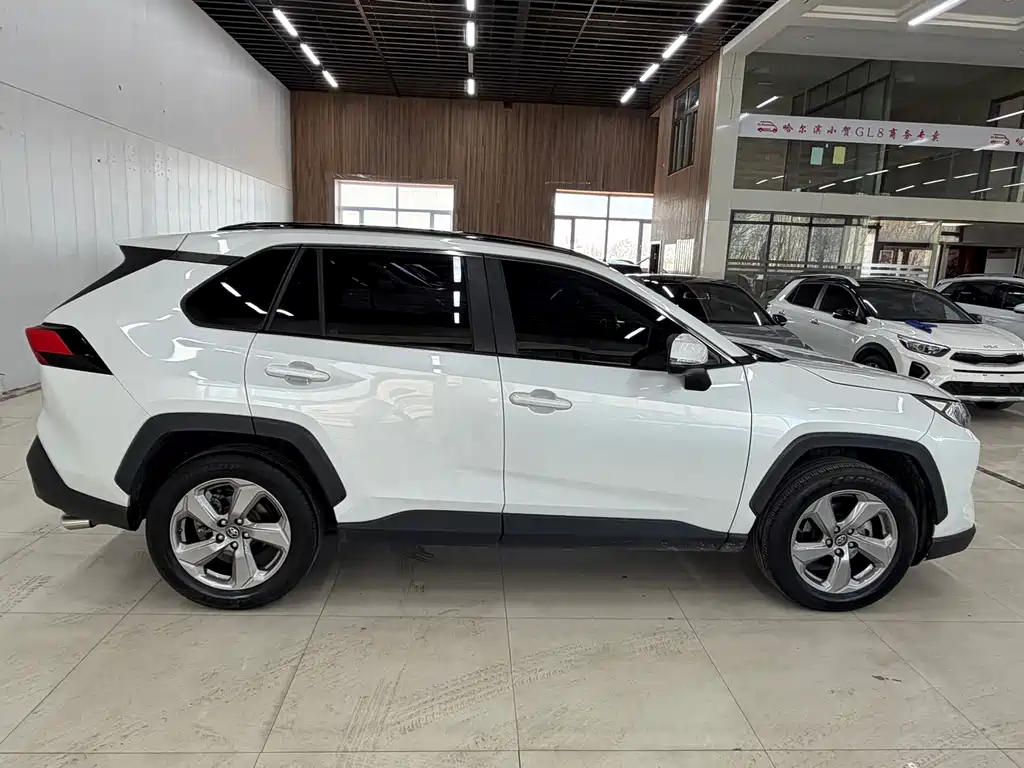 Toyota RAV4 2022 — фото 6