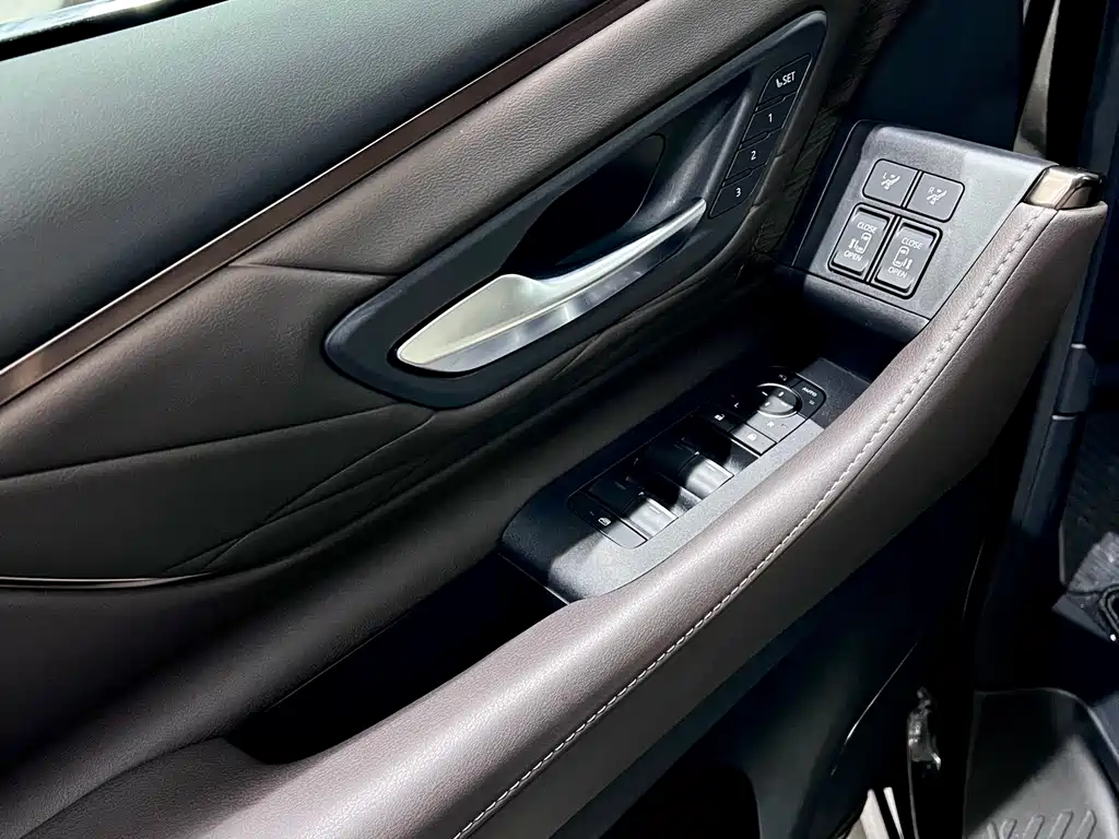 Toyota Alphard — фото 7