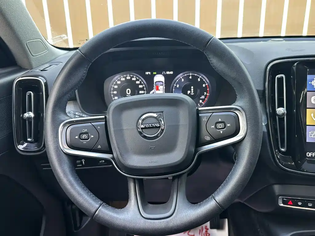 Volvo XC40 2020 — фото 12
