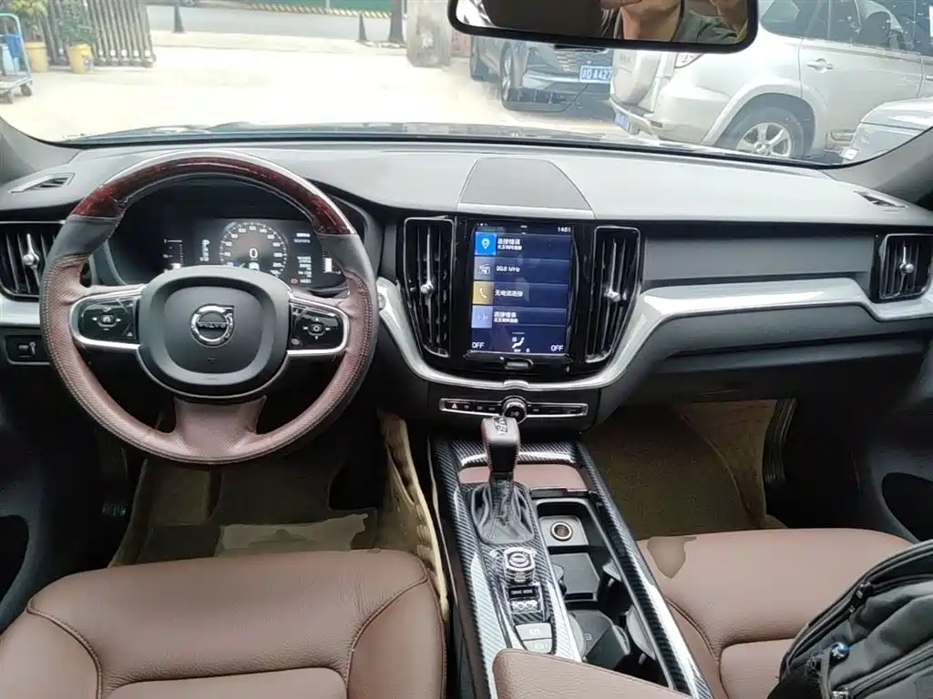Volvo XC60 2021 — фото 10