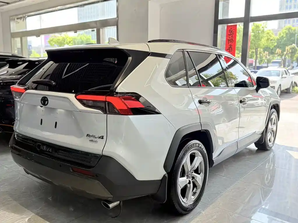 Toyota RAV4 2022 — фото 9