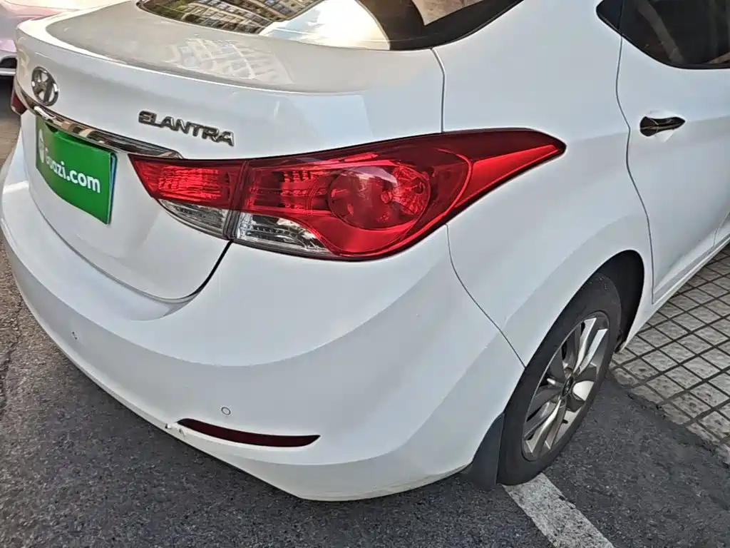 Hyundai Elantra 2015 — фото 8