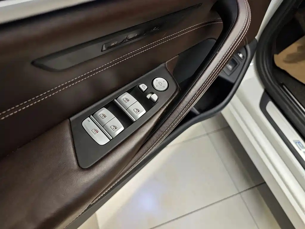 BMW 5 Series New Energy 2018 — фото 10