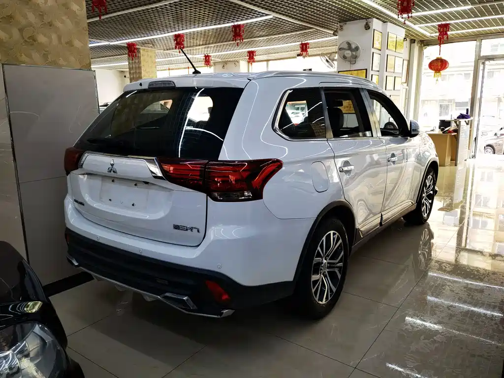 Mitsubishi Outlander 2017 — фото 6