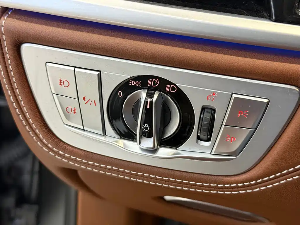 BMW 7 Series 2017 — фото 13