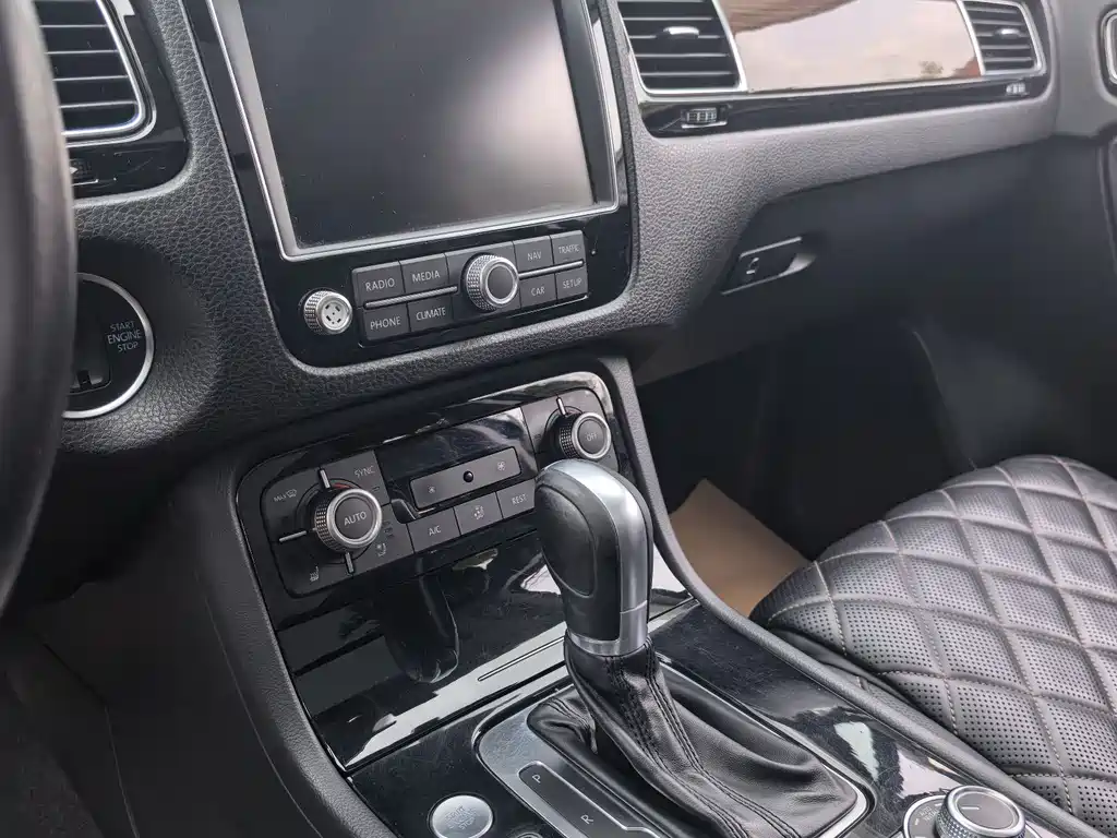 Volkswagen Touareg 2017 — фото 16