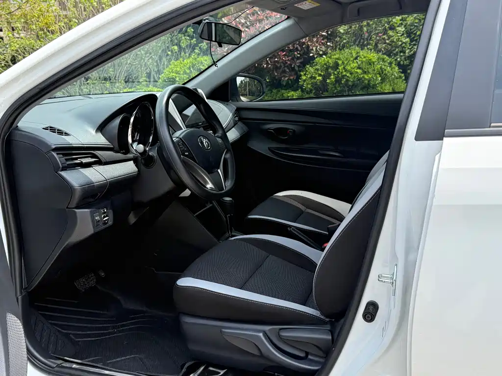 Toyota Yaris L 2023