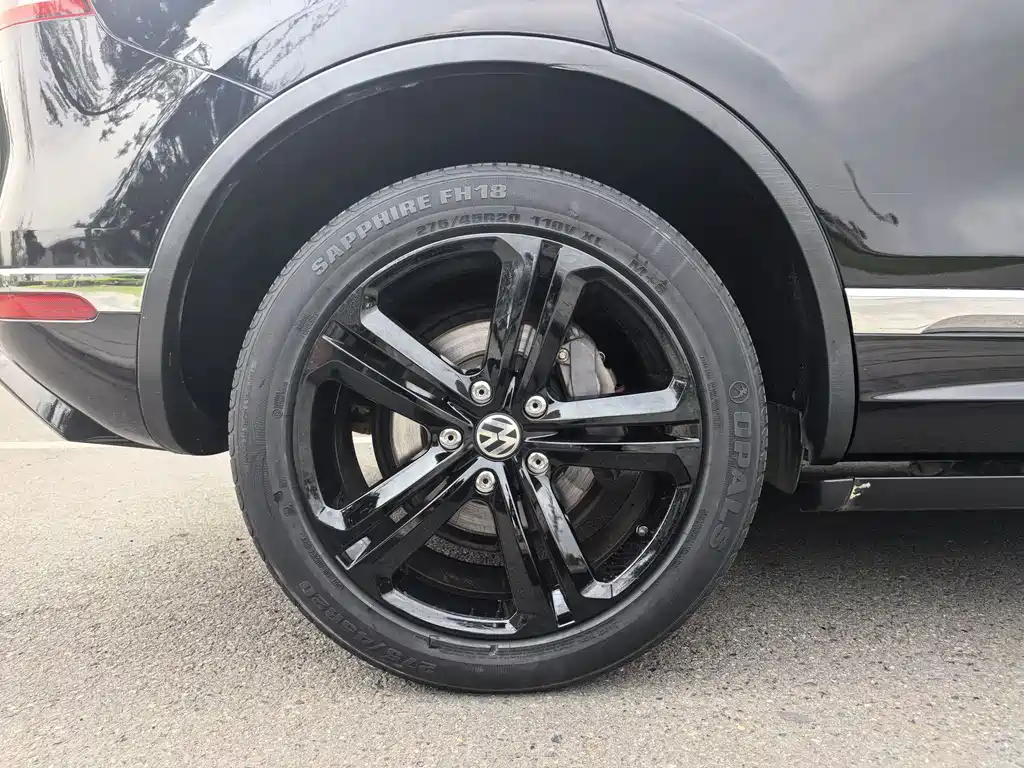 Volkswagen Touareg 2017 — фото 15