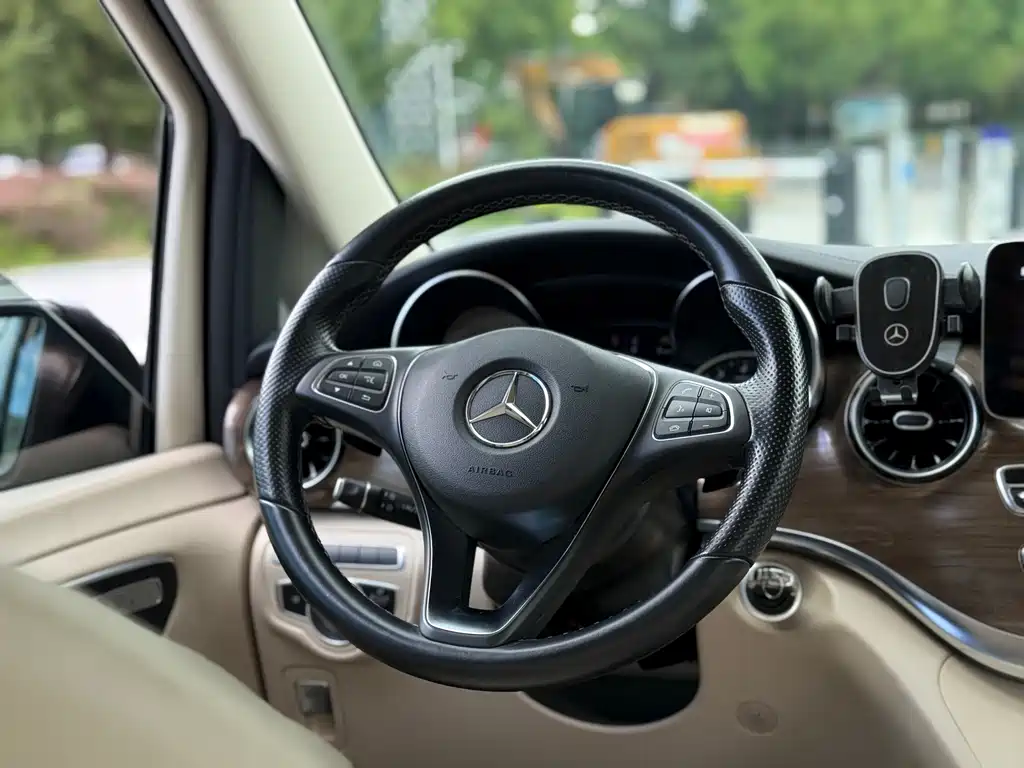 Mercedes-Benz V-Class 2022 — фото 24