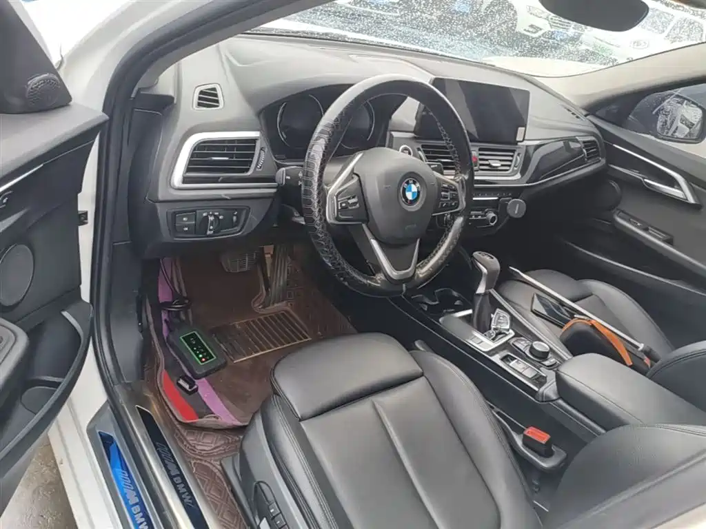 BMW 1 Series 2018 — фото 10