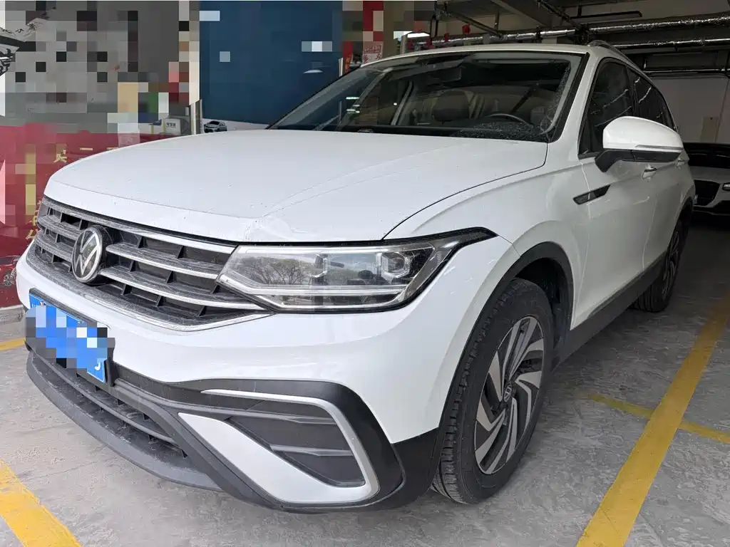 Volkswagen Tiguan L 2023 — фото 1