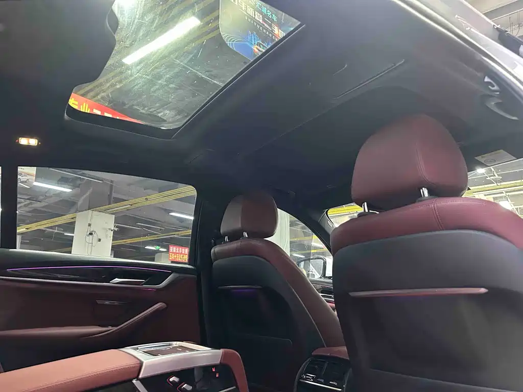BMW 5 Series 2019 — фото 10