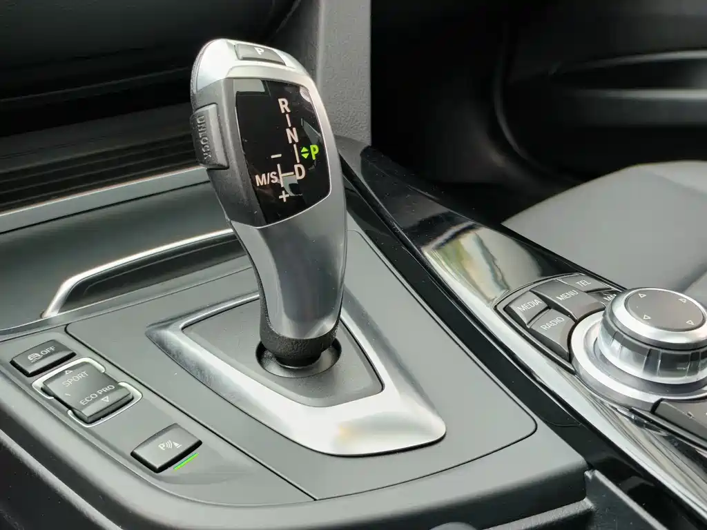 BMW 3 Series 2016 — фото 21