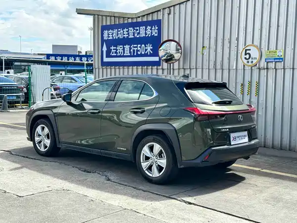 Lexus UX 2021