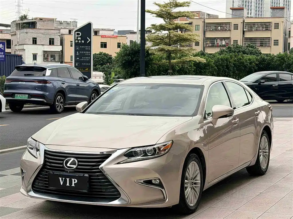 Lexus ES 2017 — фото 1