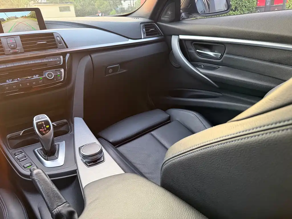 BMW 3 Series 2019 — фото 17
