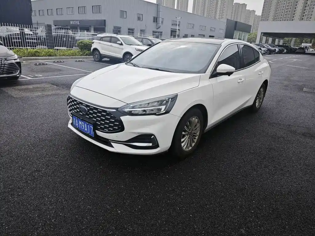 Ford Focus 2021 — фото 1