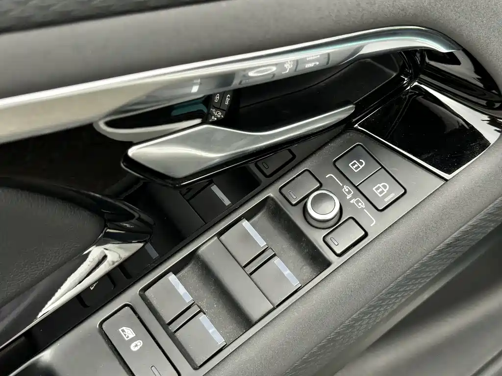 Land Rover Evoque 2023 — фото 10