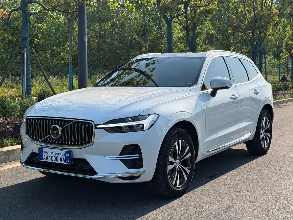 Volvo XC60 2023 — фото 1
