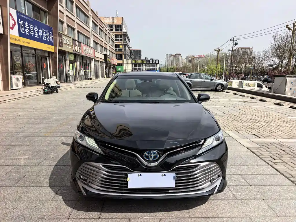 Toyota Camry 2019 — фото 2