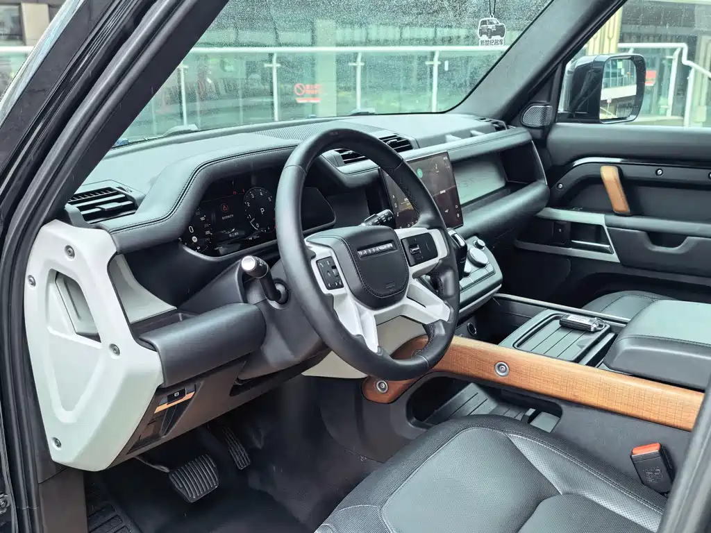 Land Rover Defender 2023