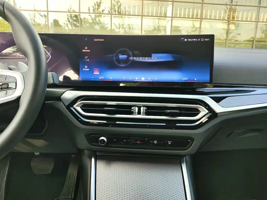 BMW 3 Series 2025 — фото 13