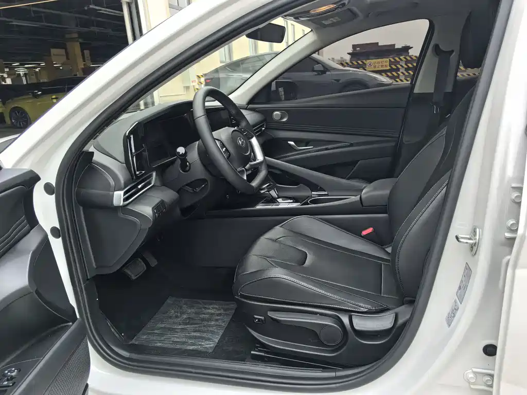 Hyundai Elantra 2023 — фото 4