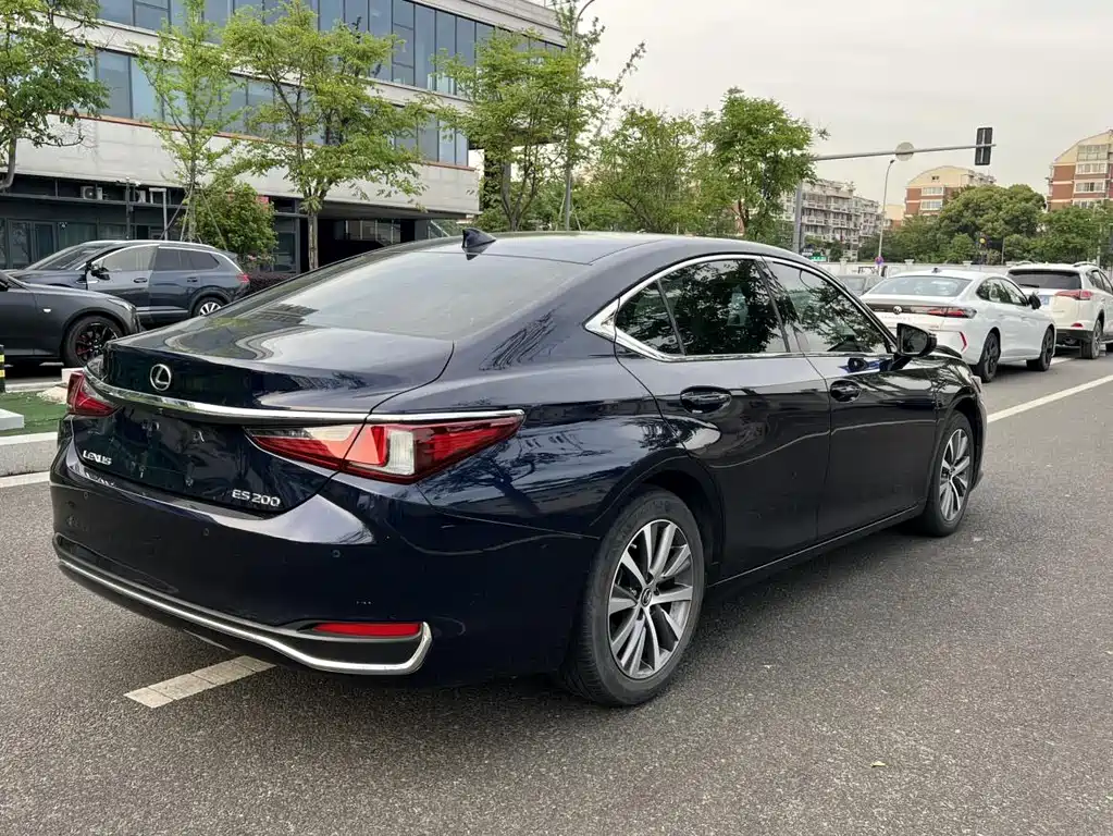 Lexus ES 2020 — фото 13